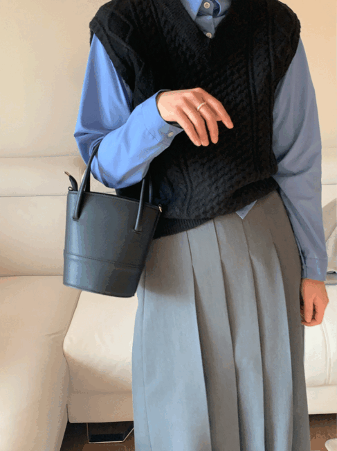 Bever knit vest, 브이넥 꽈배기 니트 베스트 조끼 블랙 크림